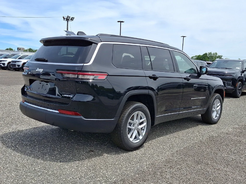 New 2026 Diamond Black Crystal Pearl-Coat Exterior Paint Jeep Laredo X image 8