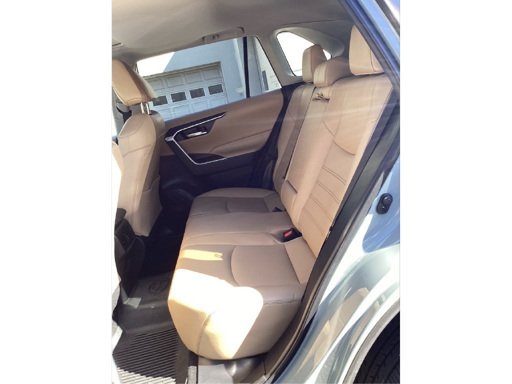 Used 2020  Toyota XLE Premium image 13