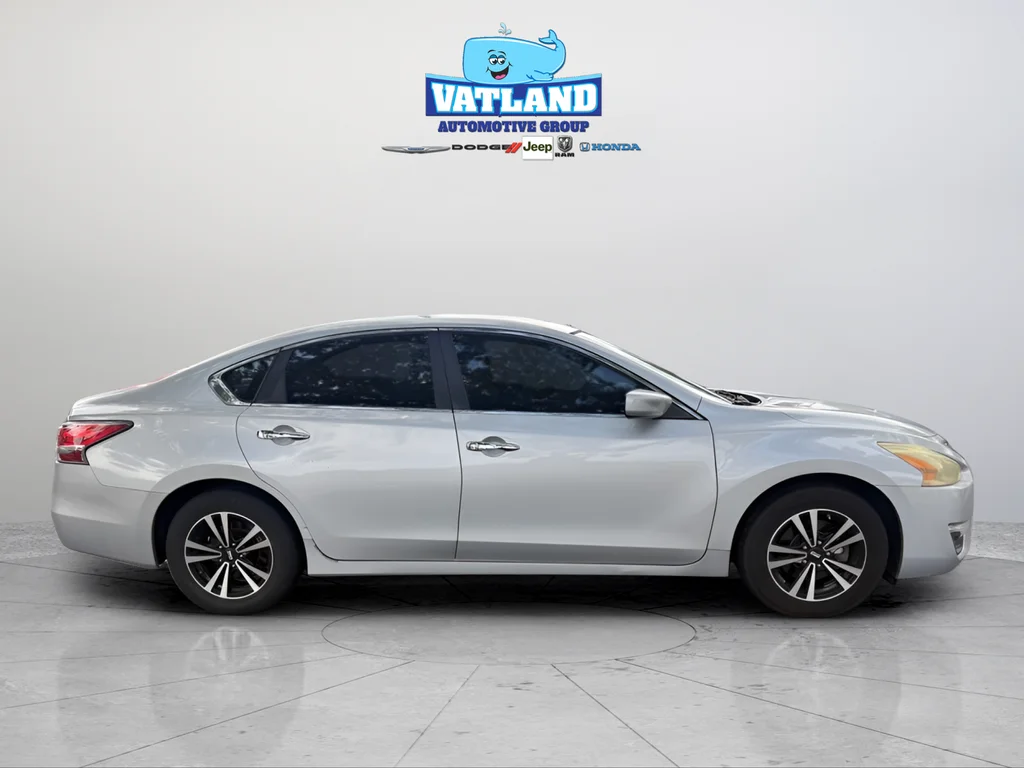 Used 2015 Brilliant Silver Nissan 2.5 S image 6