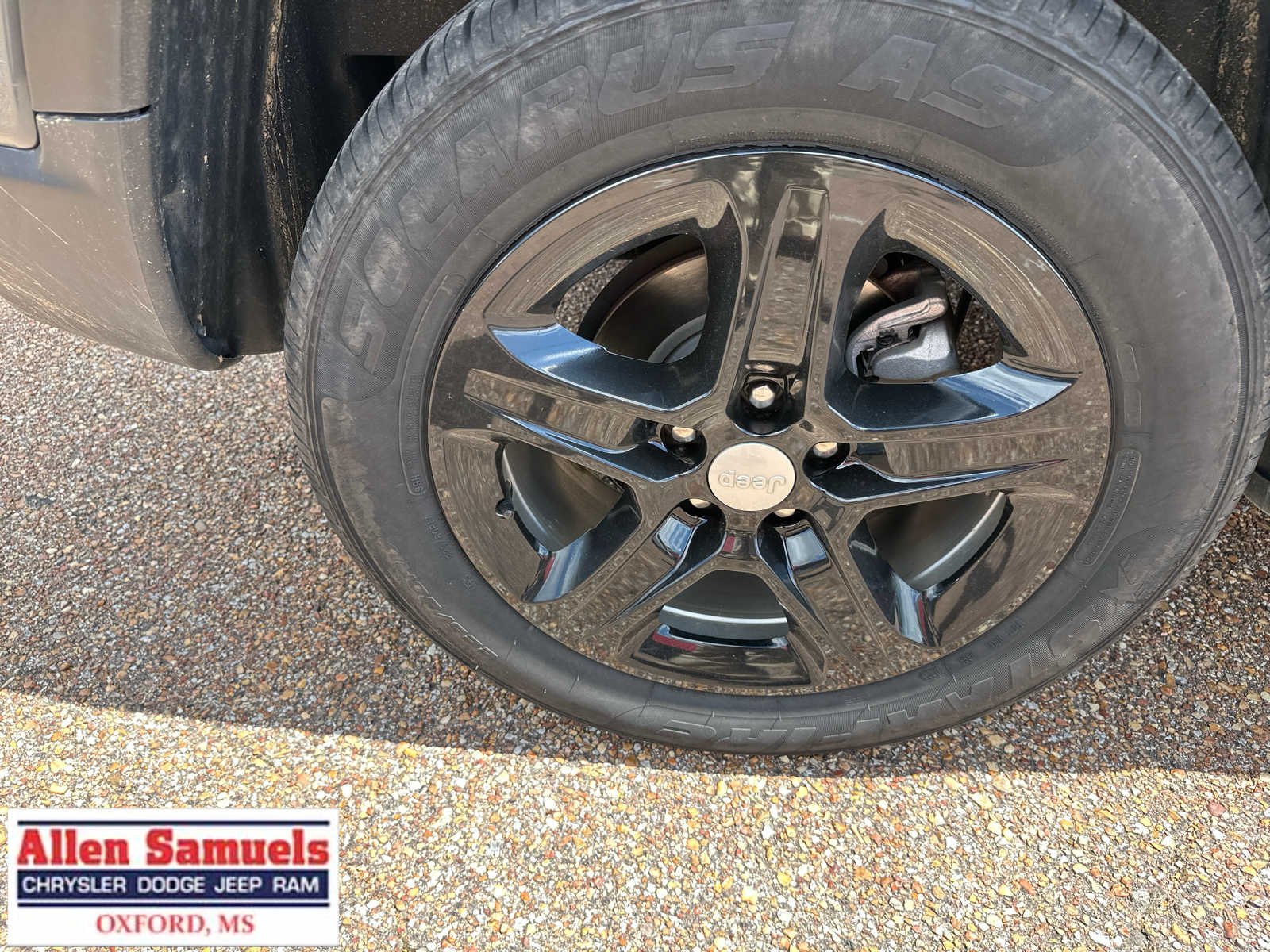 Used 2024 Sting-Gray Clearcoat Jeep Latitude image 45
