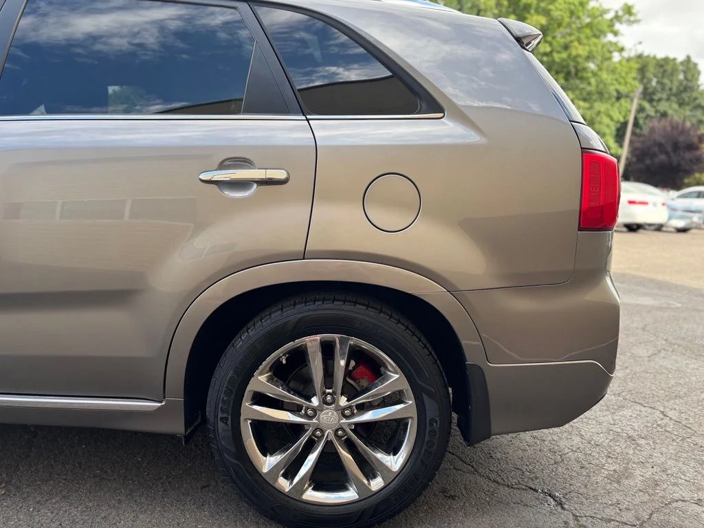 Used 2014 Titanium Silver Kia Limited V6 image 10
