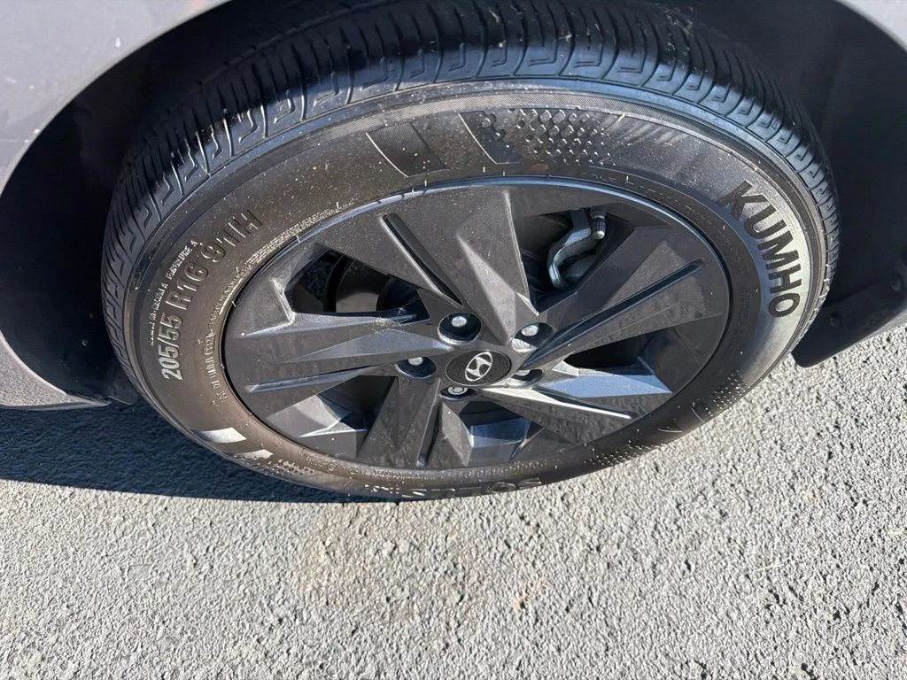 Used 2022 Silver Hyundai SEL image 11