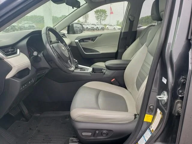 Used 2019 Gray Toyota XLE Premium image 10