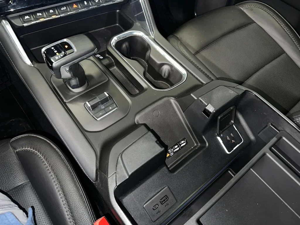 Used 2024 White Frost Tricoat GMC Denali image 19