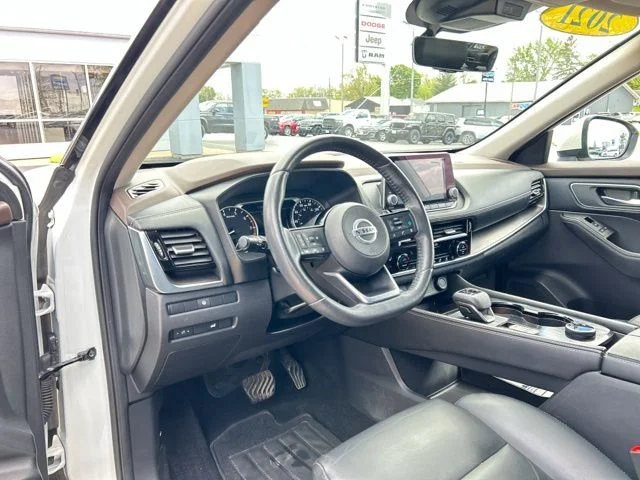 Used 2021 White Nissan SL image 29