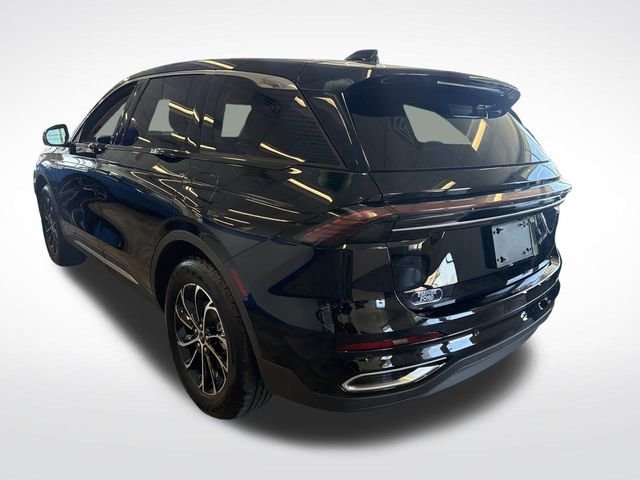 Used 2025 Black Metallic Lincoln Premiere image 4