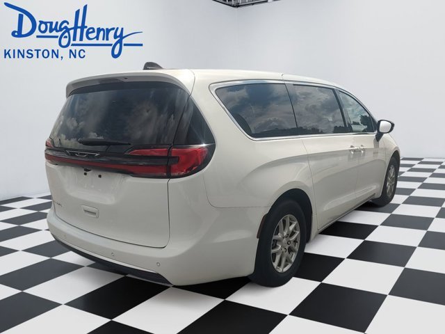 New 2027 Bright White Clear-Coat Exterior Paint Chrysler Select image 5