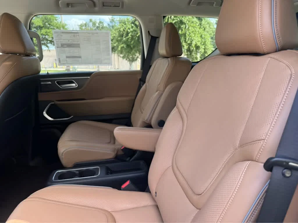 New 2026 RADIANT WHITE INFINITI LUXE image 21