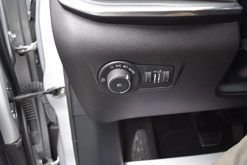 Certified Used 2024 Silver Jeep Limited image 17