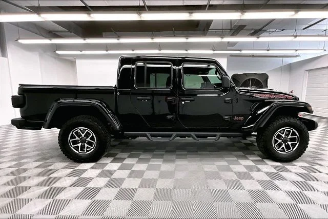 Used 2023 Black Clearcoat Jeep Mojave image 16