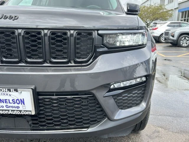 Used 2024 Gray Jeep Limited image 4