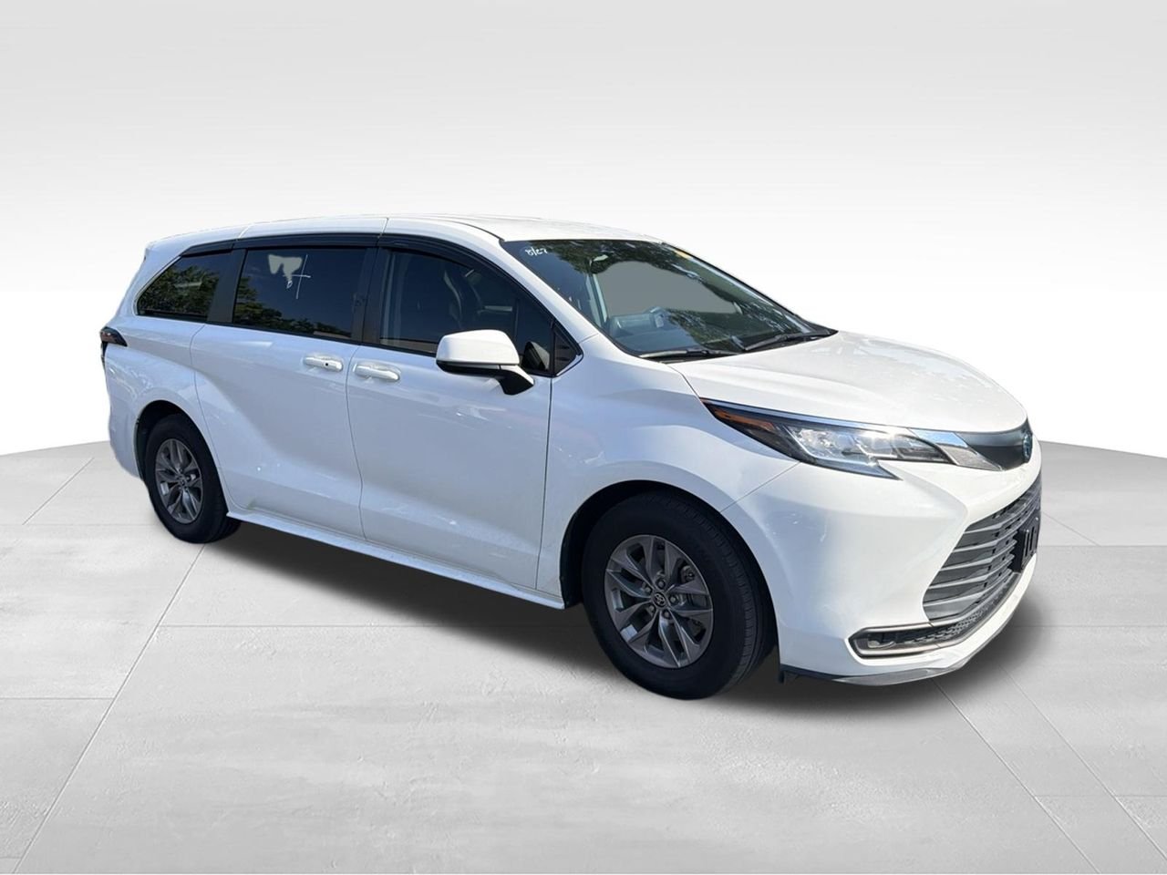 Used 2022 White Toyota LE image 3
