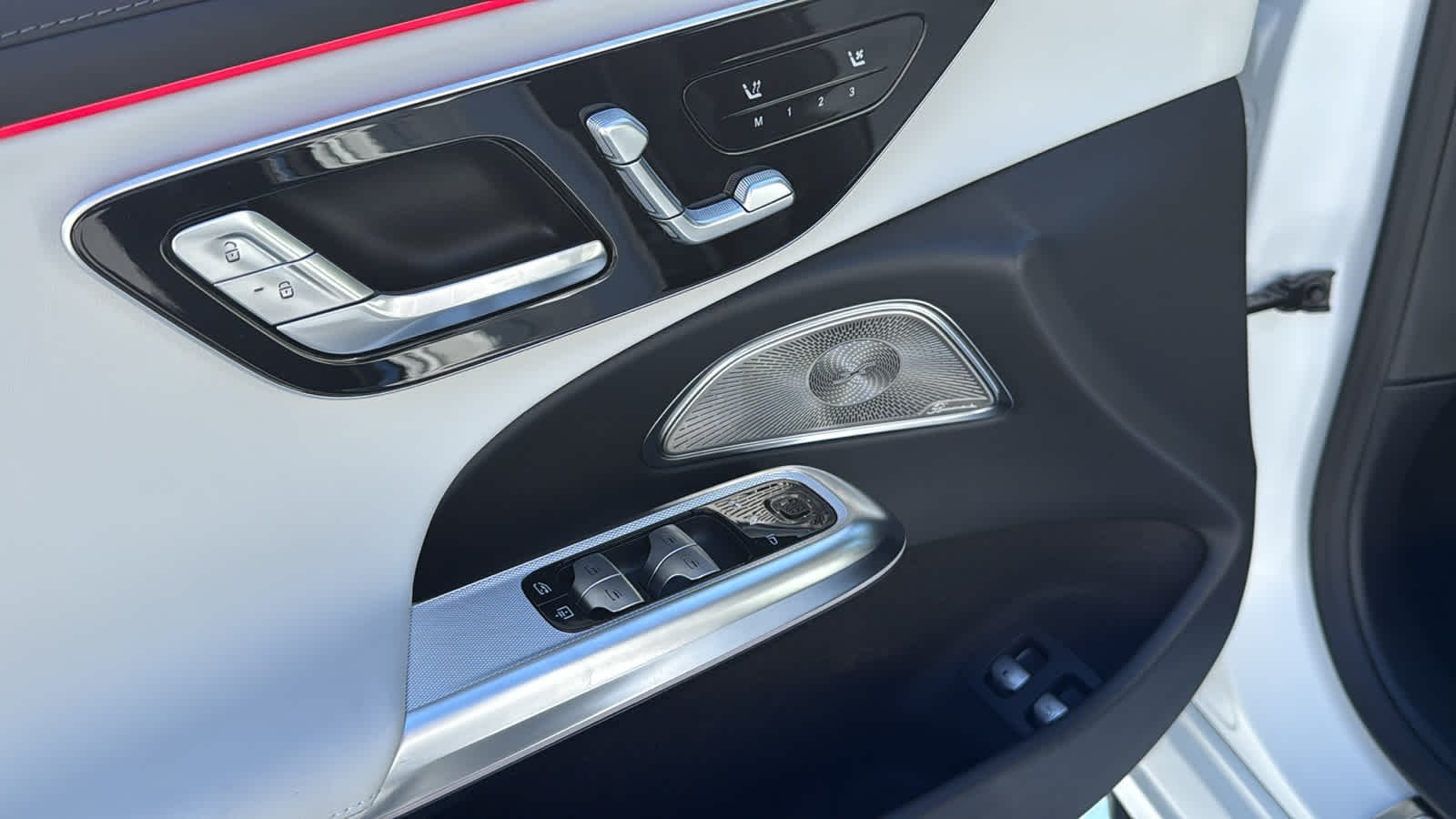 New 2026 MANUFAKTUR Moonlight White Magno Mercedes-Benz AMG® E 53 E image 16