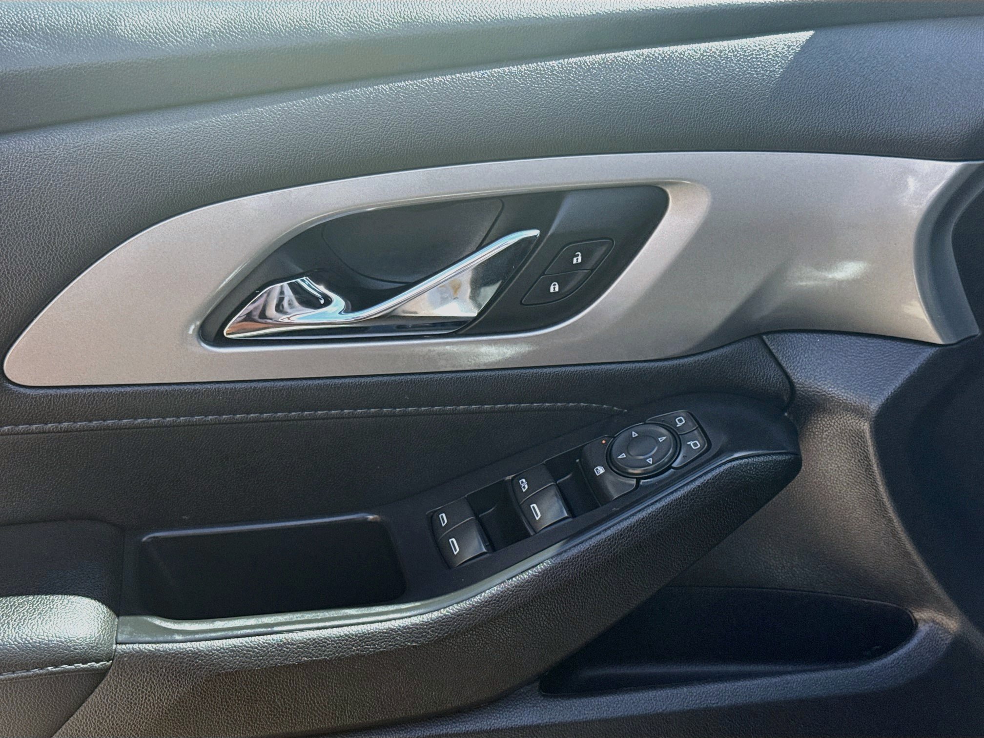 Used 2022 Summit White Chevrolet LT Cloth image 14