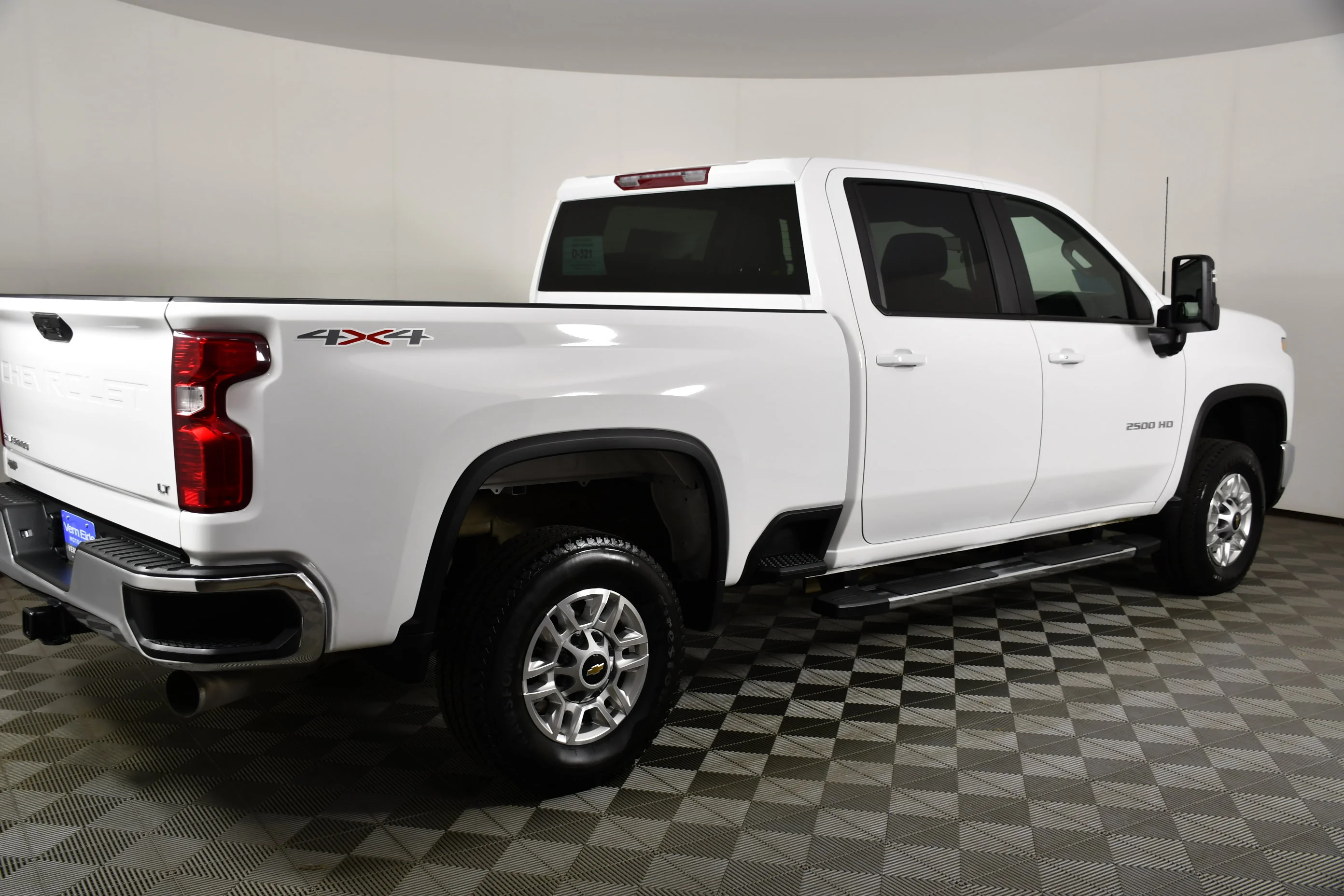 Used 2025 Summit White Chevrolet LT image 6