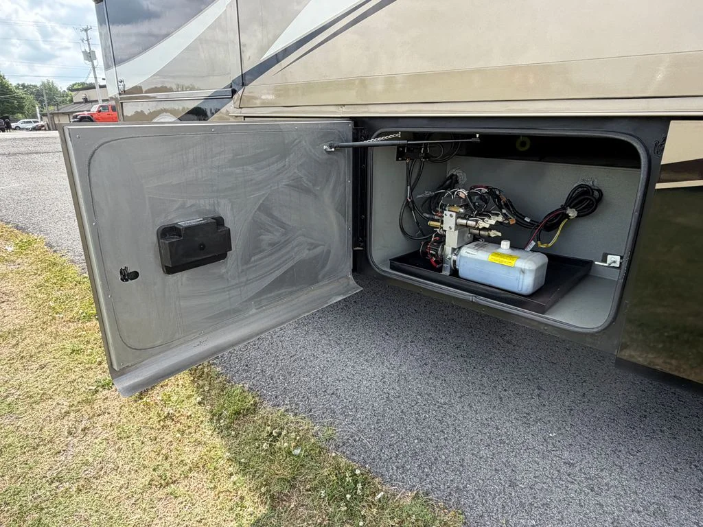 Used 2014  Tiffin  image 14