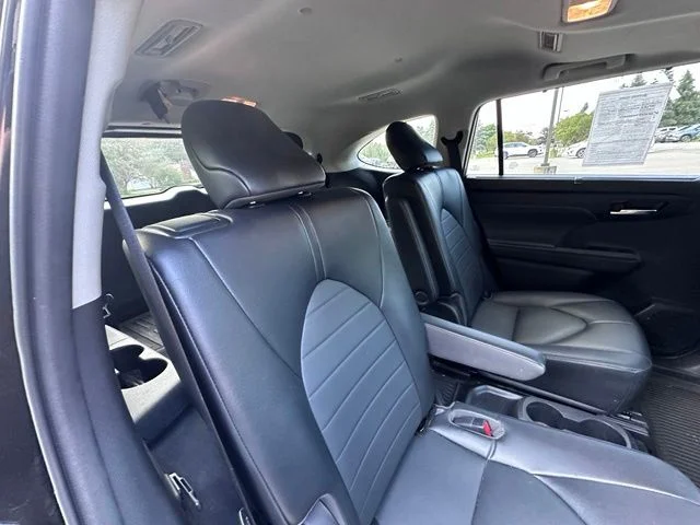 Used 2022 Black Toyota XLE image 9