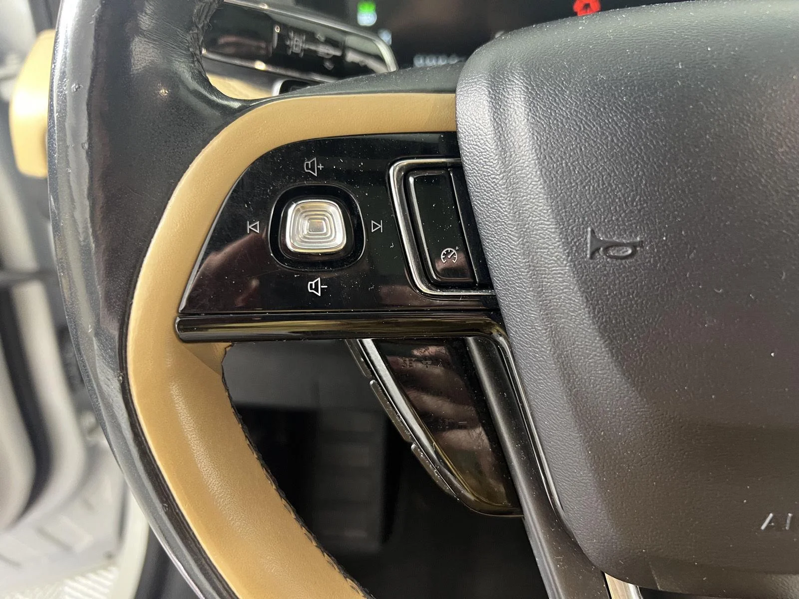 Used 2021 Pristine White Lincoln Reserve image 18