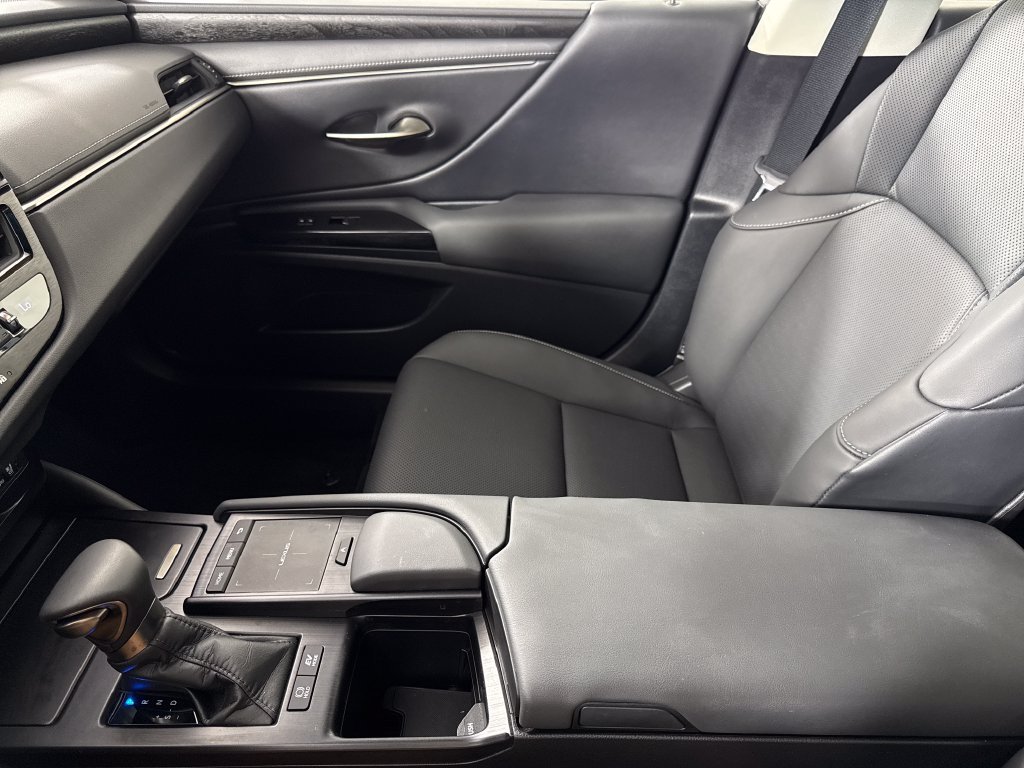 Used 2022 White Lexus 300h image 23
