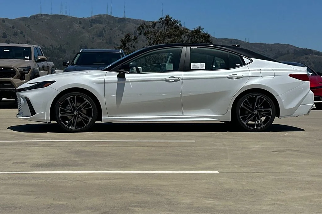 New 2026 Wind Chill Pearl with Midnight Black Metallic roof <sup>1</sup> Toyota  XSE image 7