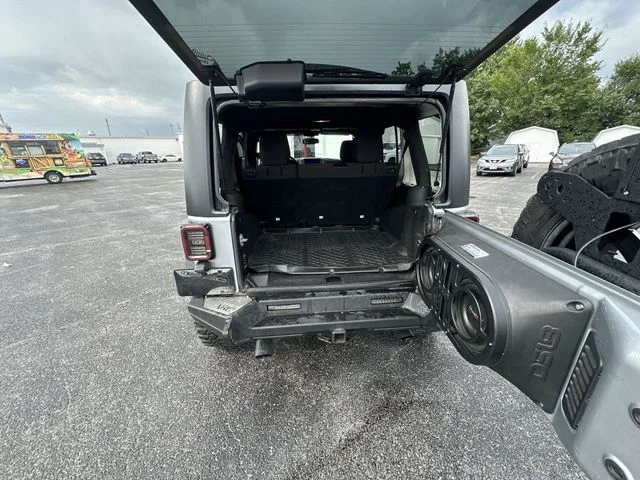 Used 2015 Silver Jeep Unlimited Sport image 28