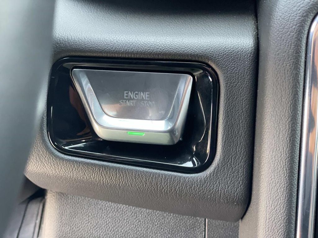 2025 GMC Yukon Denali - Photo 17