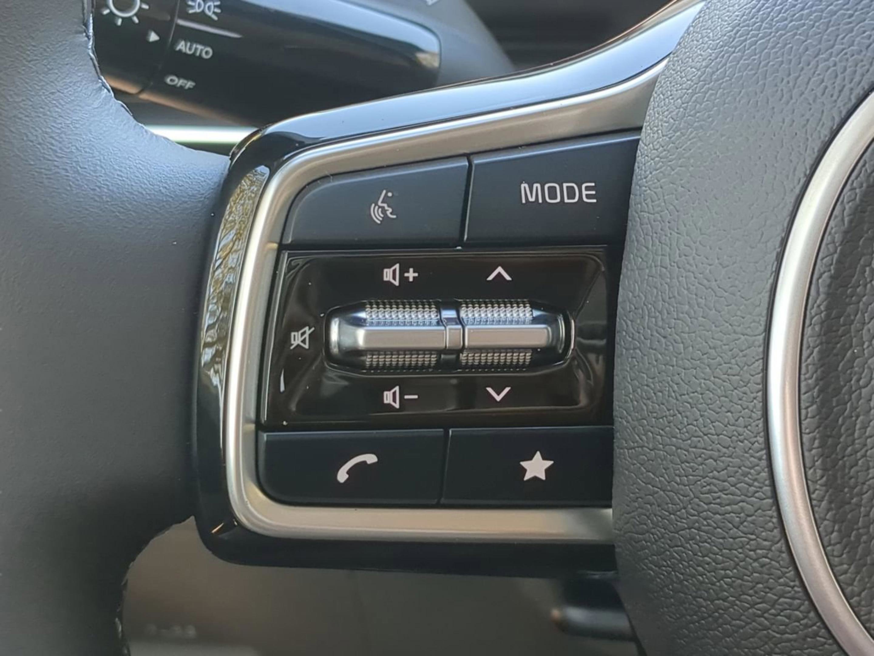 New 2026 Snow White Pearl Kia EX image 30