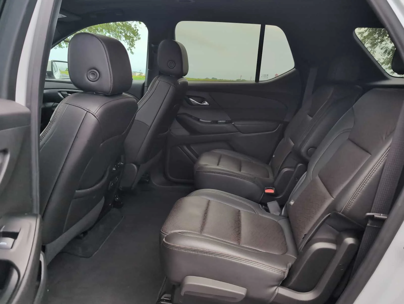 Used 2023 Iridescent Pearl Tricoat Chevrolet High Country image 26