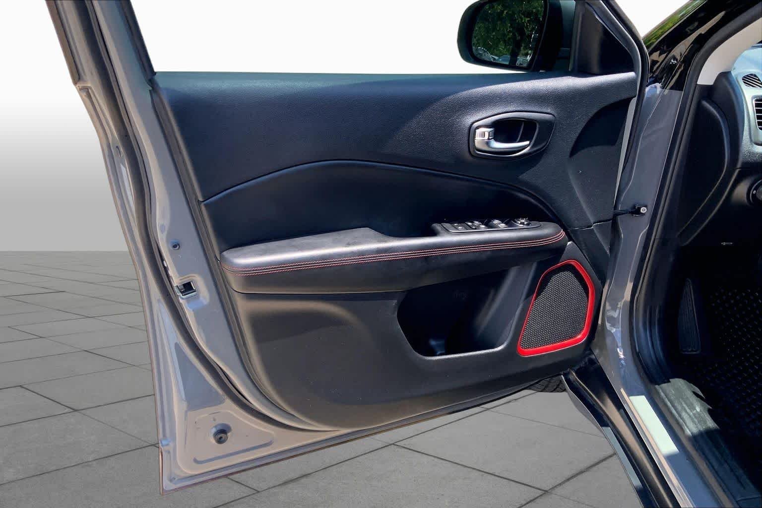 Used 2020 Sting-Gray Clearcoat Jeep Trailhawk image 22