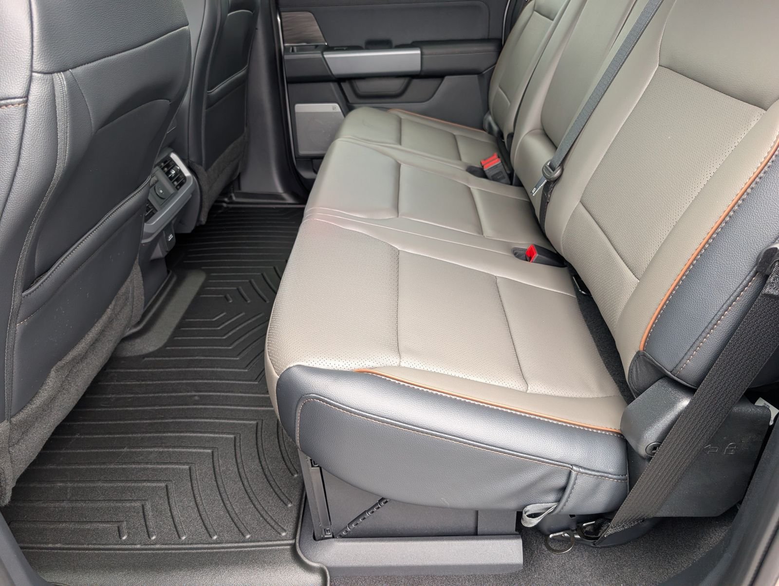 New 2026 Iconic Silver Metallic Ford Lariat image 33