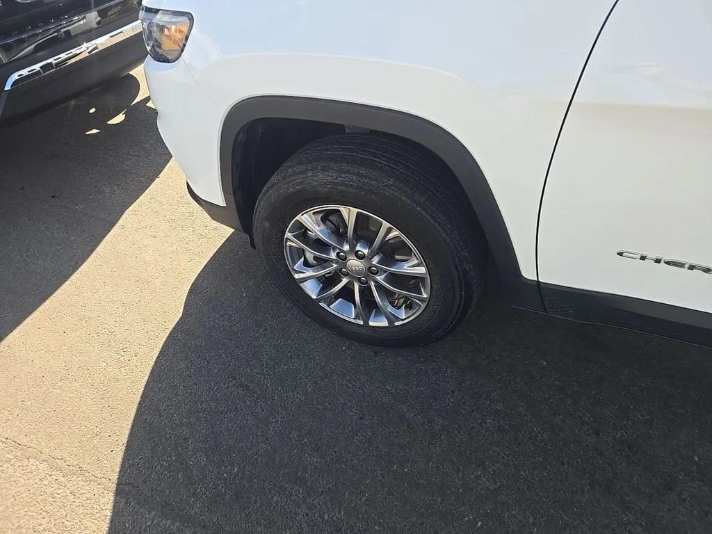 Used 2021 Bright White Clearcoat Jeep Latitude Lux image 8