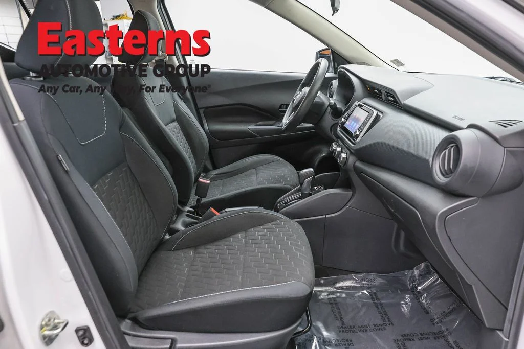 Used 2022 White Nissan S image 23
