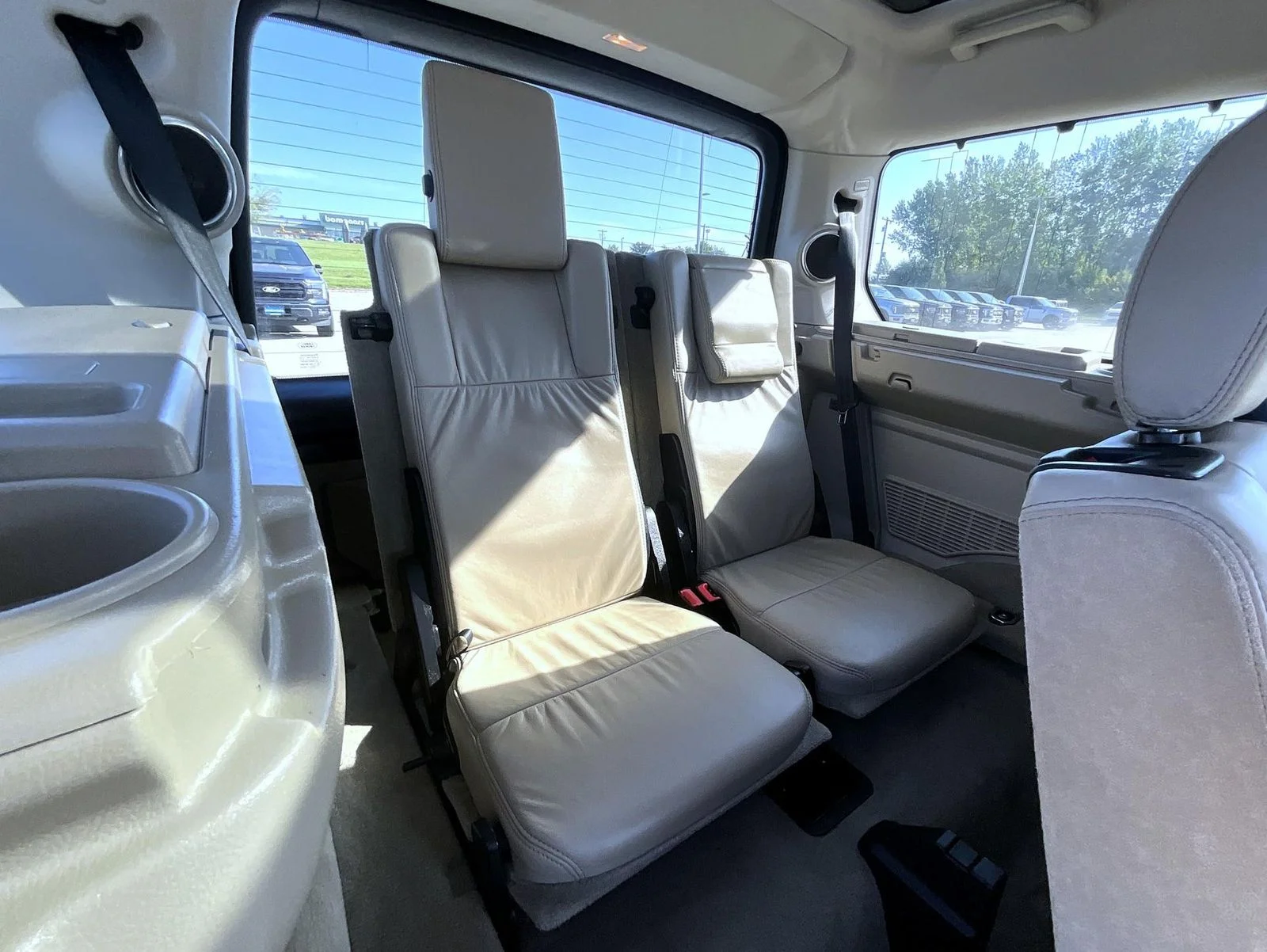 Used 2011 Beige Land Rover V8 image 21