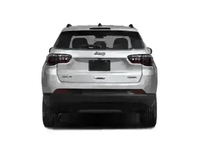 New 2026 Diamond Black Crystal Pearl-Coat Exterior Paint Jeep Latitude image 5