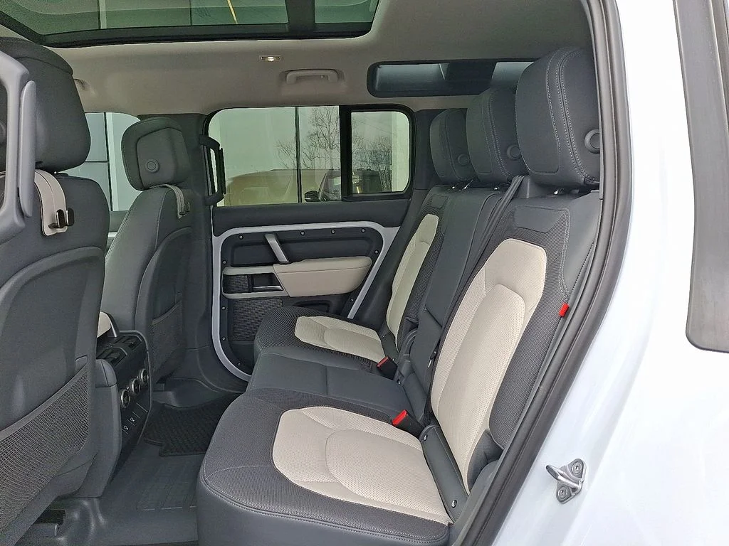 Certified Used 2023  Land Rover X-Dynamic SE image 10