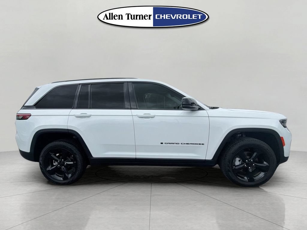Used 2023  Jeep Limited image 3
