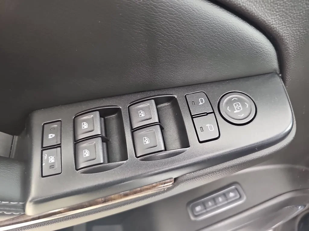 Used 2018 SUMMIT WHITE Chevrolet LT image 34