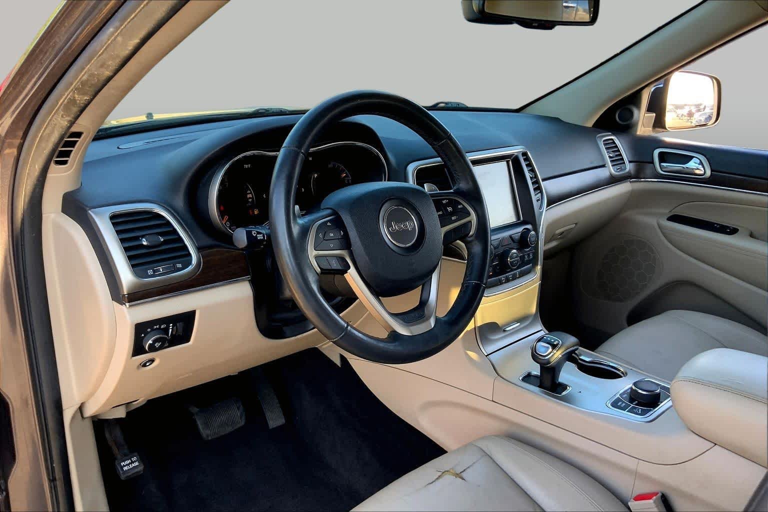 Used 2015 Granite Crystal Met. Clear Coat Jeep Limited image 18