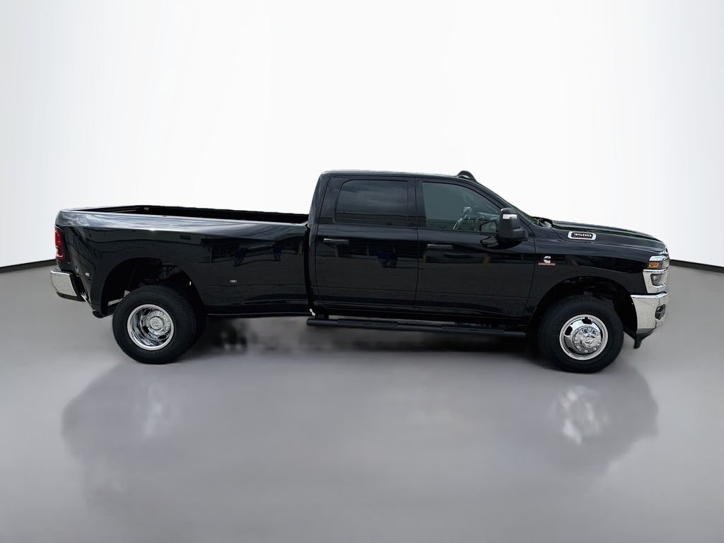 New 2026 Diamond Black Crystal Pearl-Coat Exterior Paint RAM Tradesman image 3