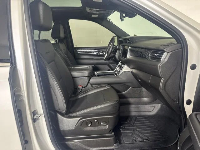 Used 2022 White Frost Tricoat GMC Denali image 4