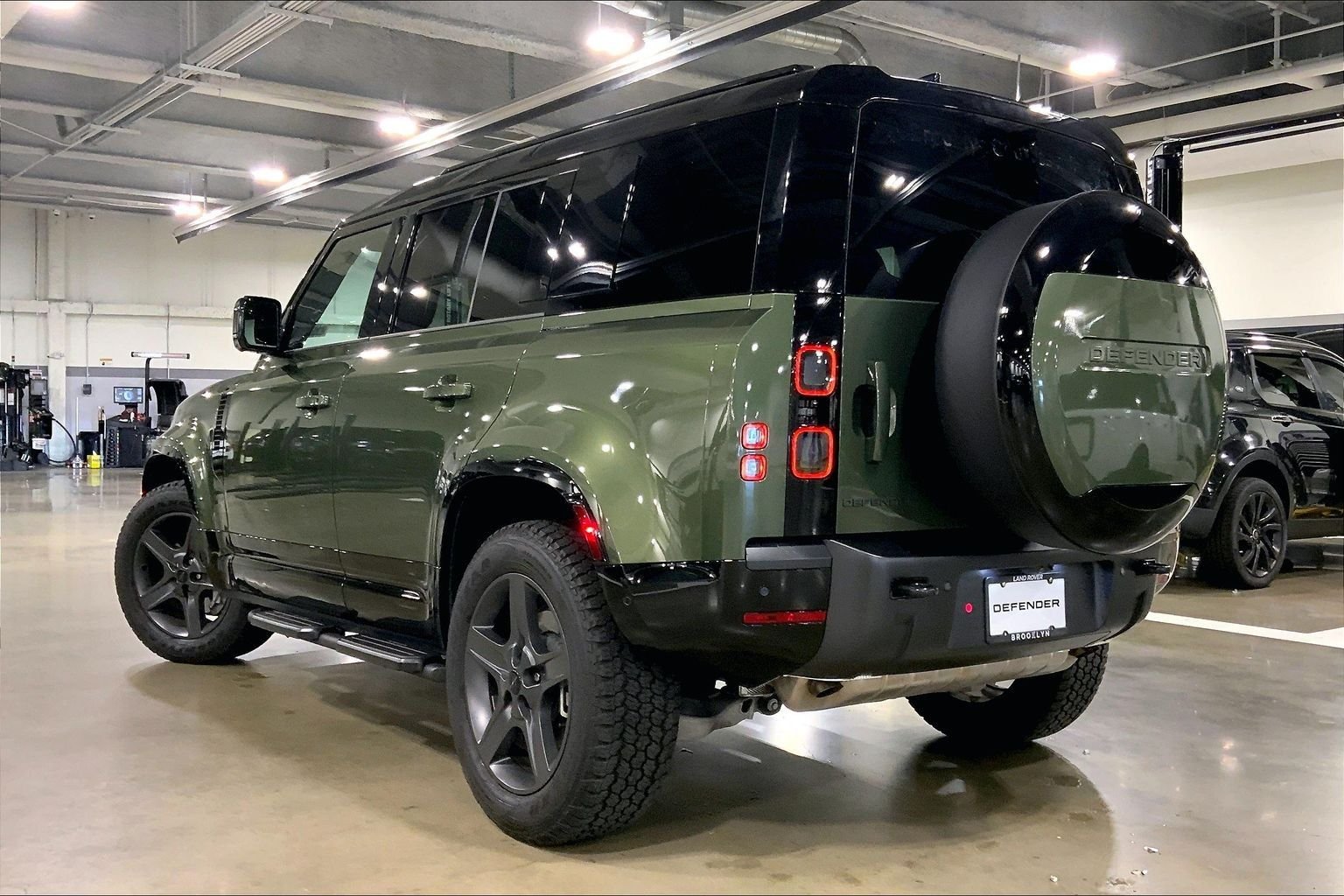 Used 2026 Woolstone Green Metallic Land Rover X-Dynamic SE image 3