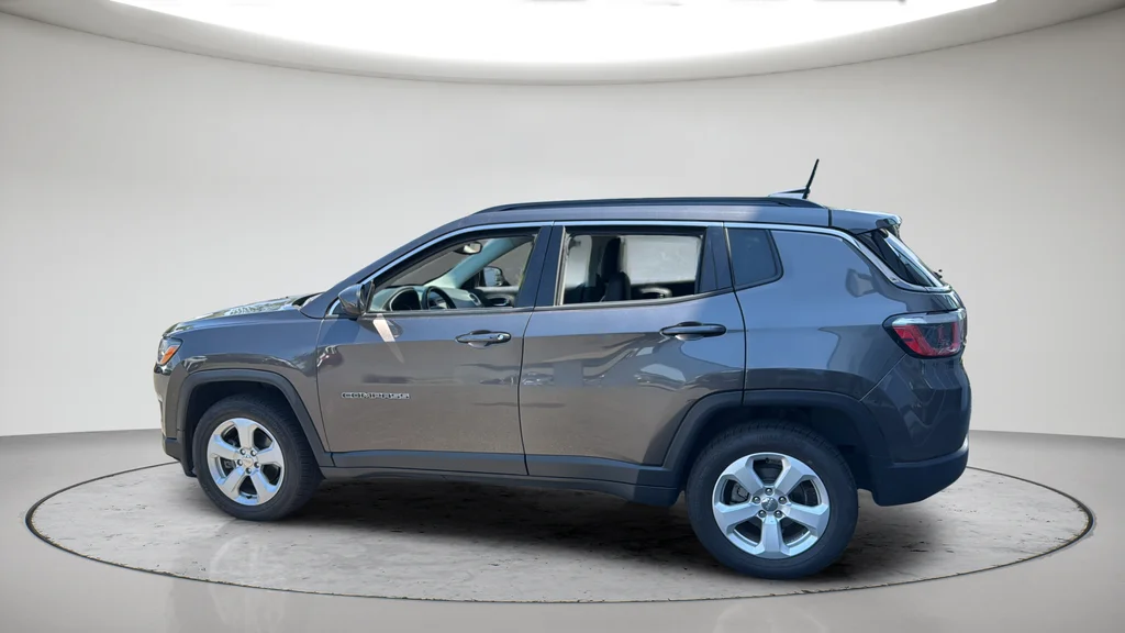 Used 2018 Gray Jeep Latitude image 8