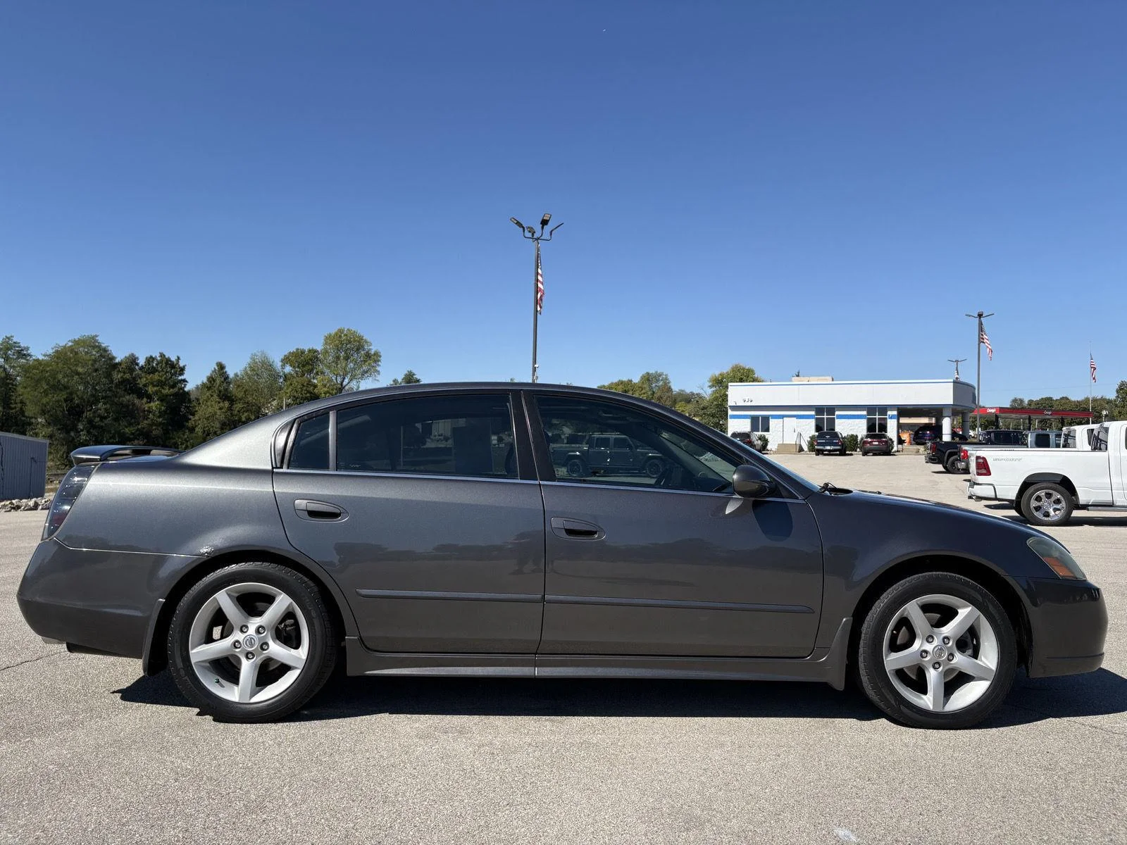 Used 2005 Smoke Metallic Nissan 3.5 SE image 22