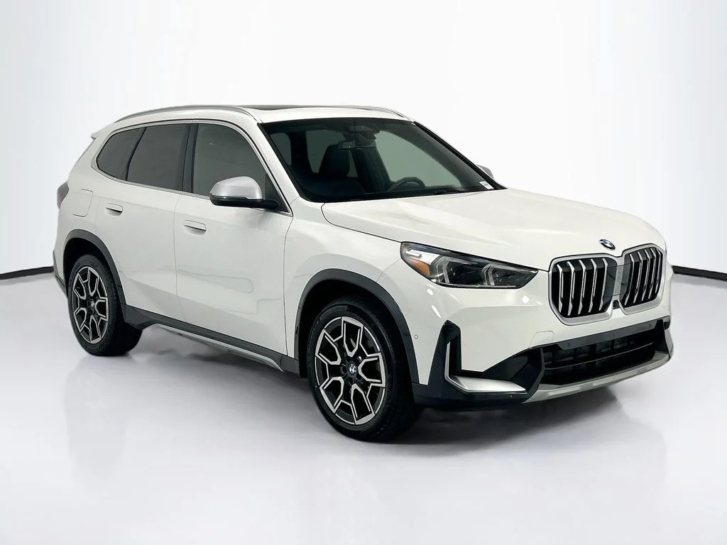 Used 2023 White BMW xDrive28i image 3