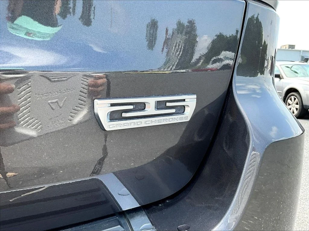 Used 2018 Crystal Metallic Jeep Limited image 27