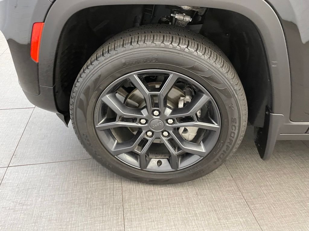 New 2025 Diamond Black Crystal Pearl-Coat Exterior Paint Jeep Limited image 8