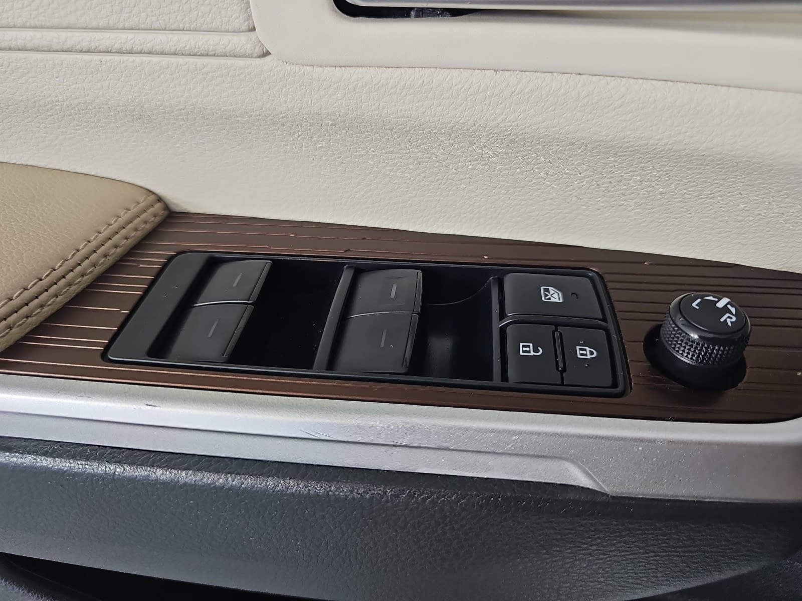 Used 2022 Beige Toyota XLE image 25