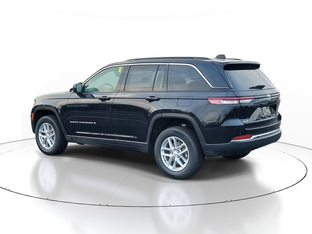 New 2026 Diamond Black Crystal Pearlcoat Jeep Laredo image 3