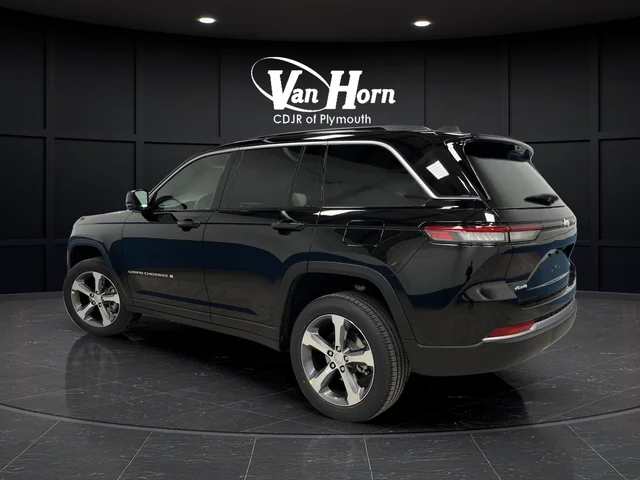 New 2026 Diamond Black Crystal Pearl-Coat Exterior Paint Jeep Limited image 3