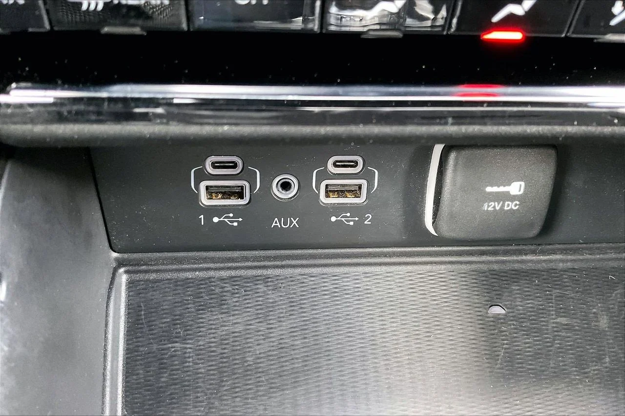 Used 2024 Silver Jeep Altitude image 17